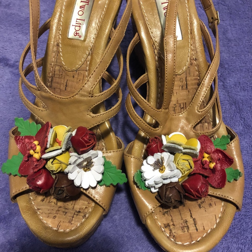 Adorable flower wedges- size 9